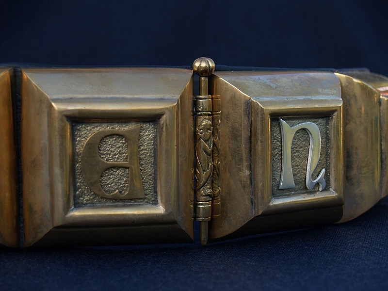 B14 Knight's belt